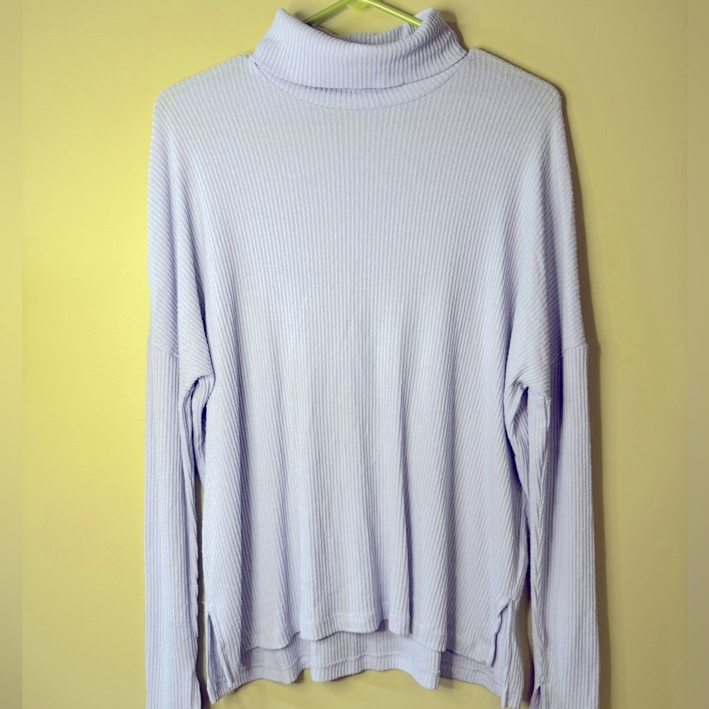 Small light purple Aerie turtle neck lightweight sweater with slit details